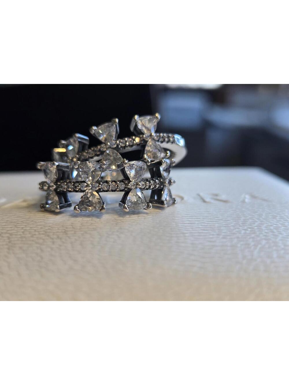 Pandora Sparkling Bow earring in Sterling Silver